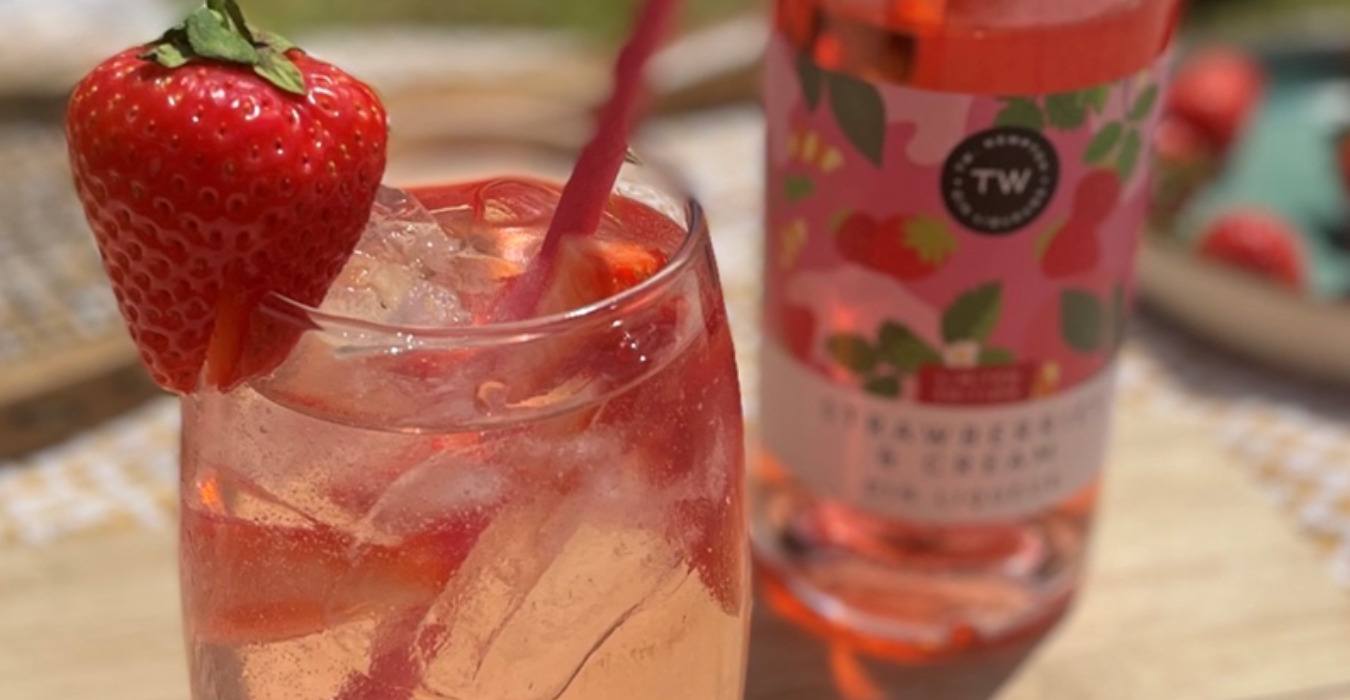 Now this is a drink made for the sunshine! It's also perfect to